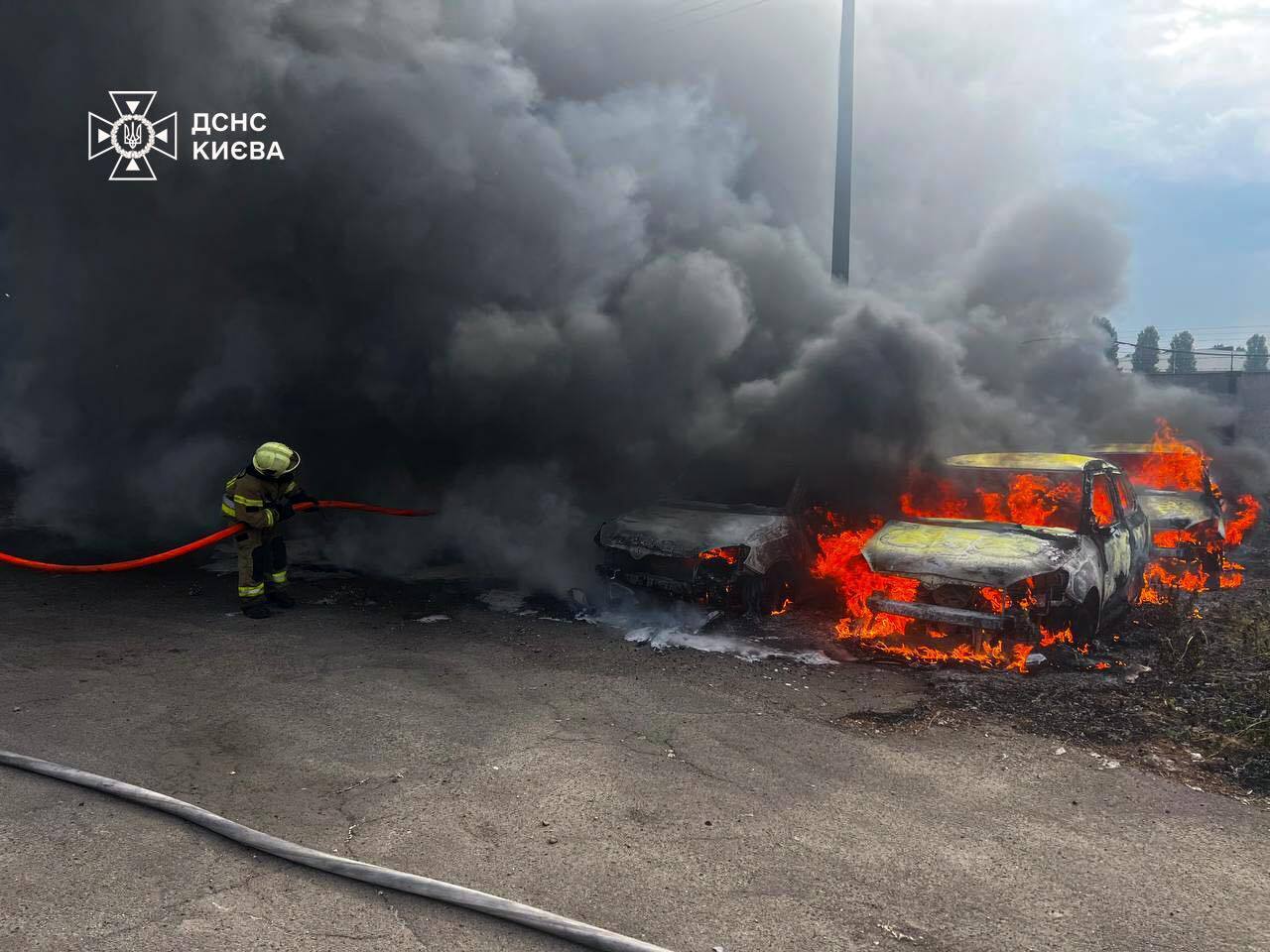 У Києві на Оболоні пожежа знищила шість легковиків. Подробиці і фото