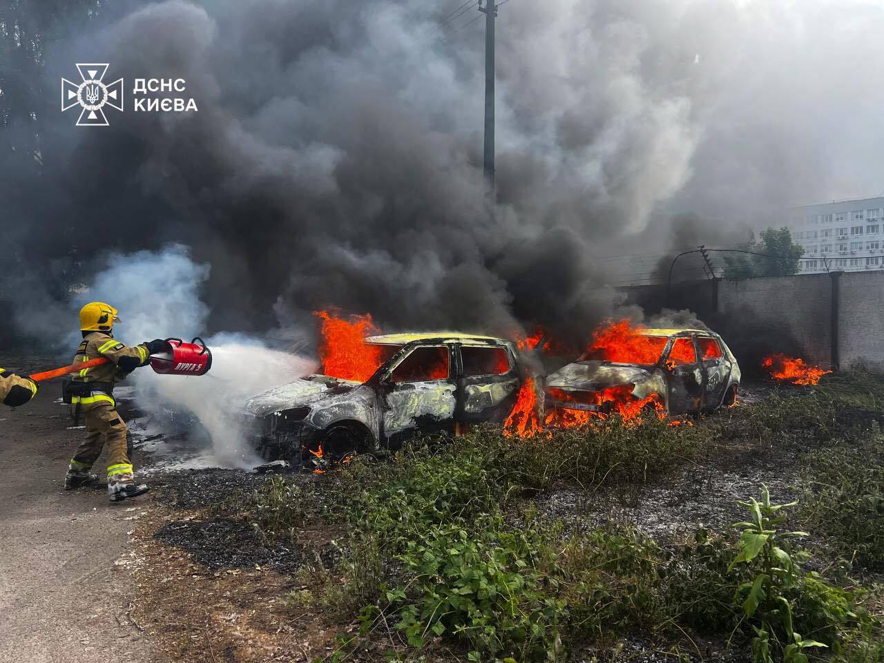 У Києві на Оболоні пожежа знищила шість легковиків. Подробиці і фото