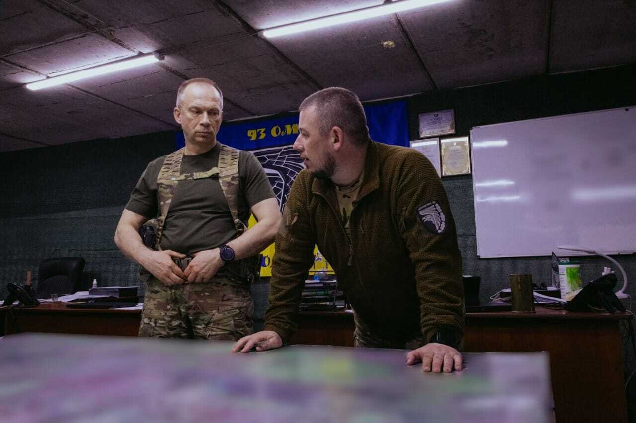 Сирський показав фото в одному із командних пунктів на сході України.