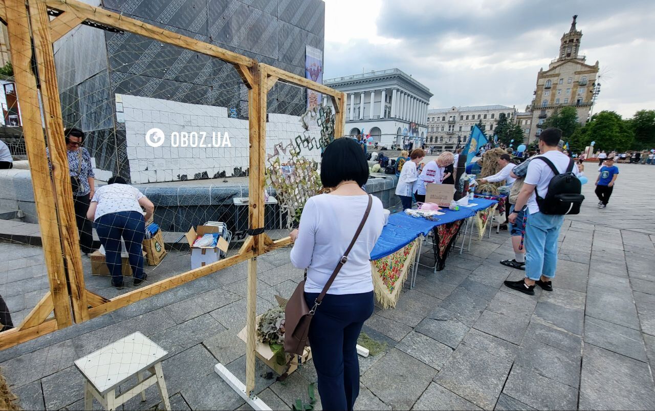 Ярмарка на підтримку ЗСУ та плетіння маскувальних сіток: у центрі Києва відзначають День Героїв. Фото і відео