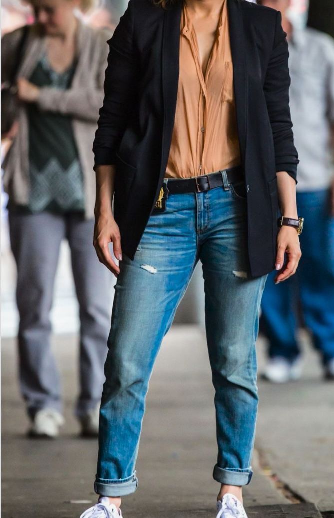 Не носите их! Украинская стилистка показала 10 устаревших образов с джинсами