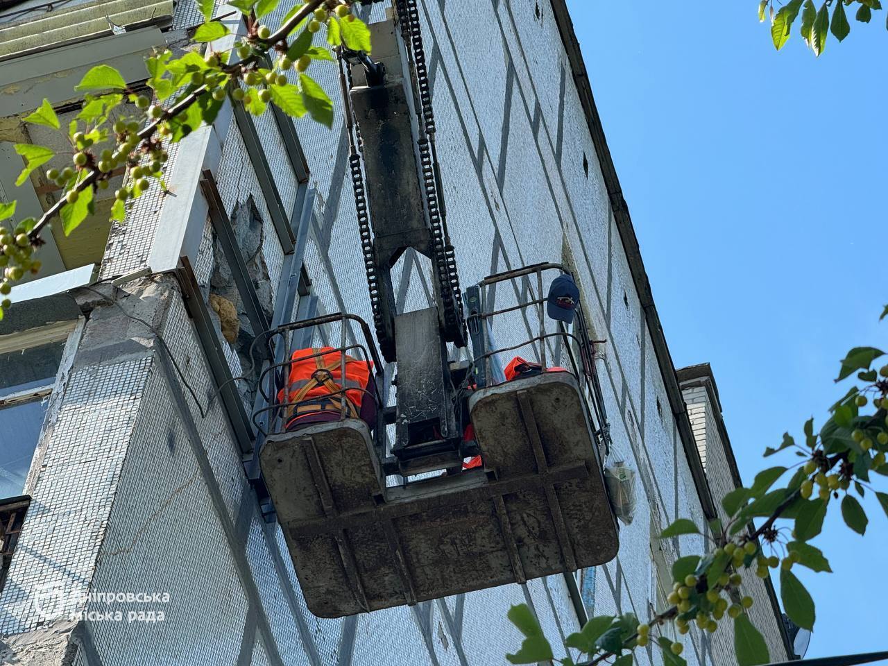 У Дніпрі відновлюють фасад будинку ОСББ, який постраждав через ворожий ракетний обстріл
