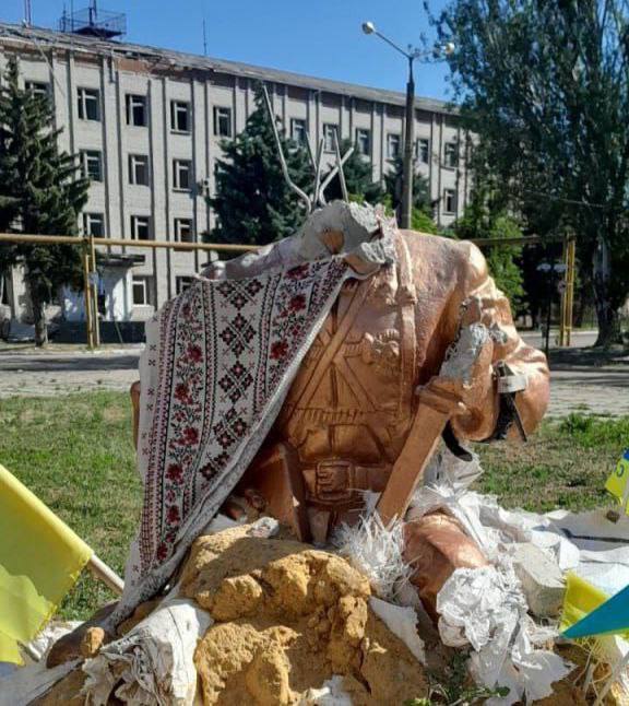Войска РФ разрушили памятник Нестору Махну, являвшийся символом Гуляйполя. Фото