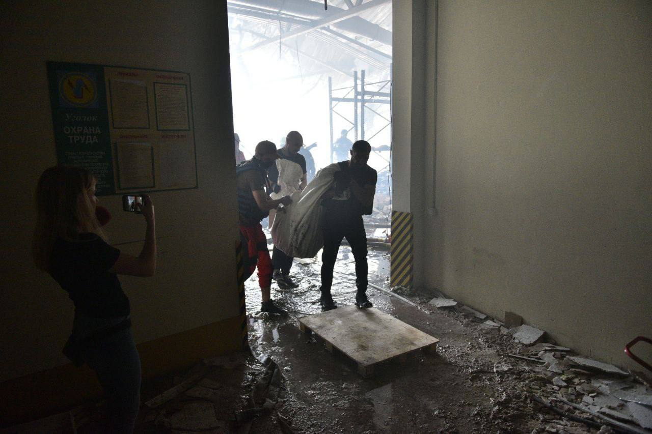 Оккупанты нанесли серию ударов по Харькову, есть прилет в типографию: погибли семь человек, много пострадавших