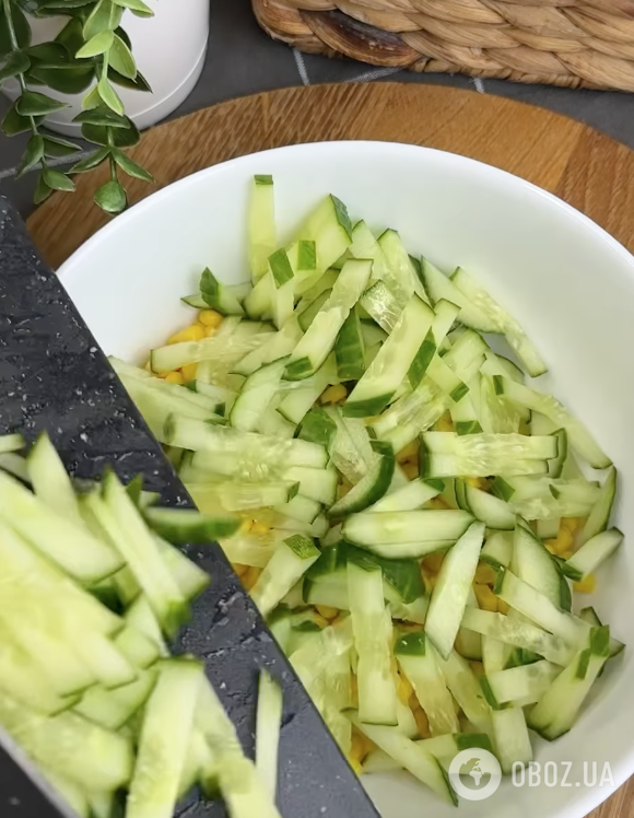 Свіжі огірки для салату