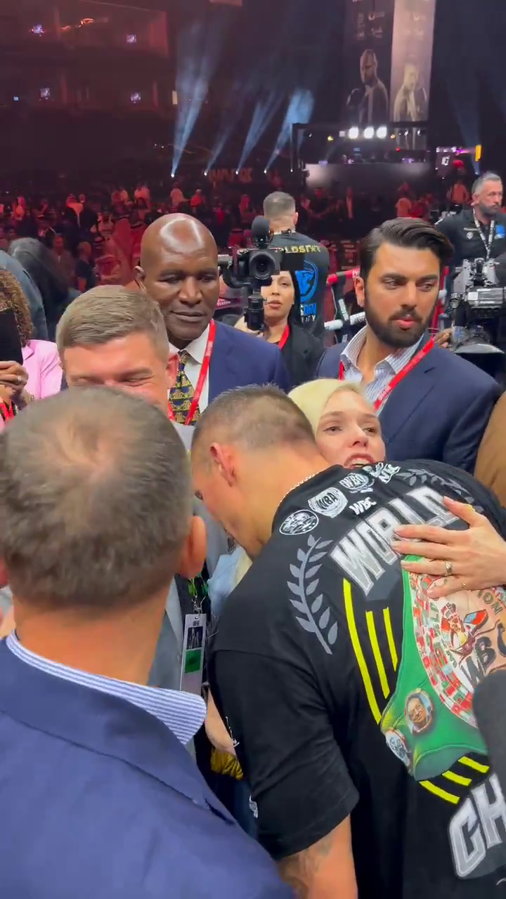 На камеру попало, что сделали Кличко и Шевченко после победы Усика над Фьюри. Видео
