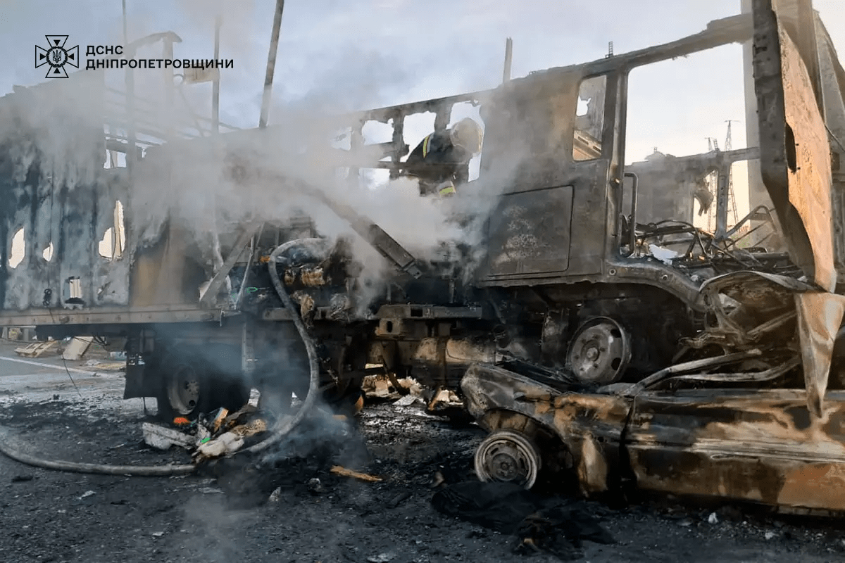 Згоріли заживо: на Дніпропетровщині в ДТП з вантажівкою загинули дві людини. Фото