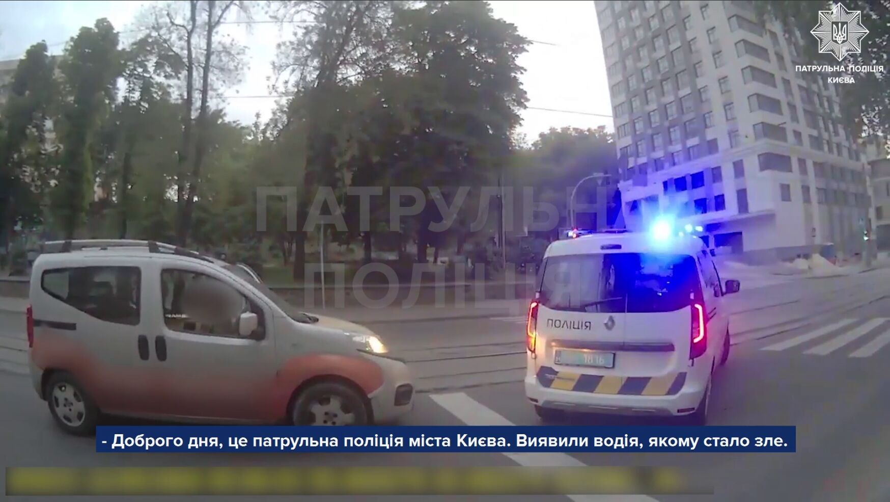 В Киеве патрульные помогли мужчине, у которого случился приступ за рулем. Видео