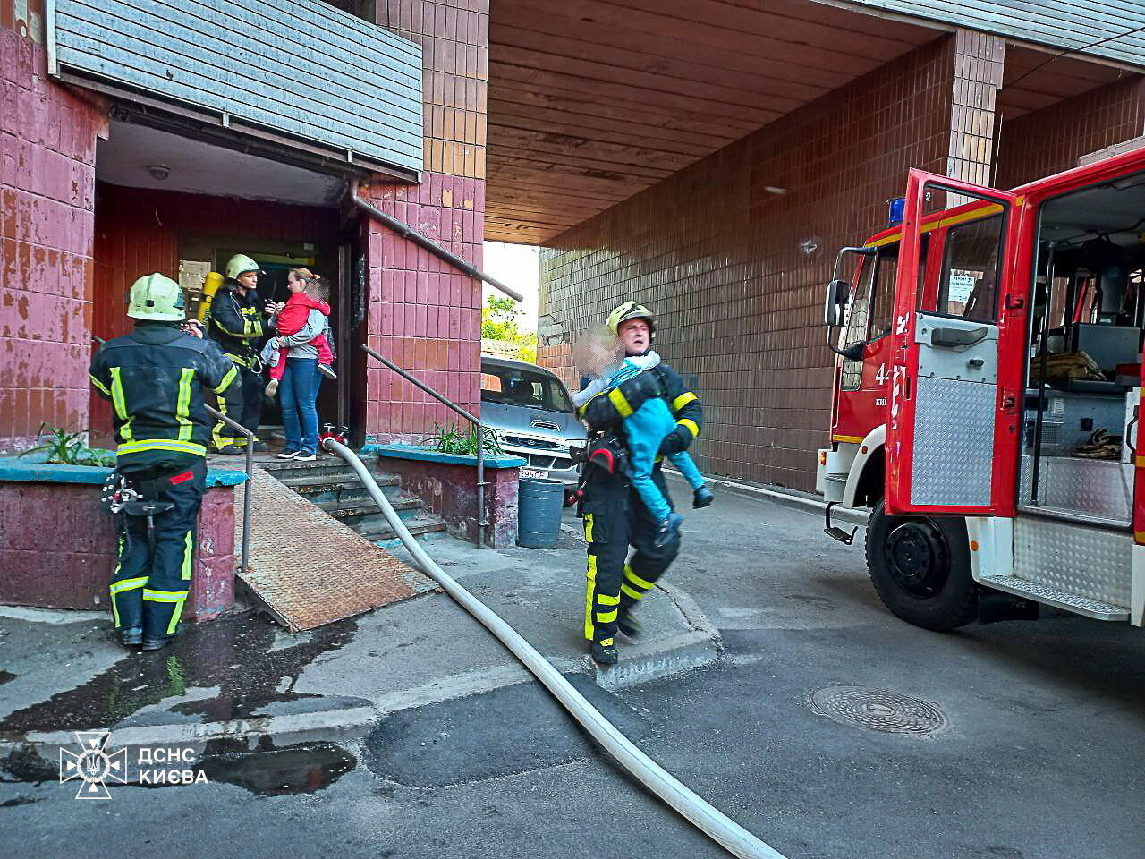 В Киеве во время пожара в многоэтажке спасли двоих детей и мужчину. Фото и видео