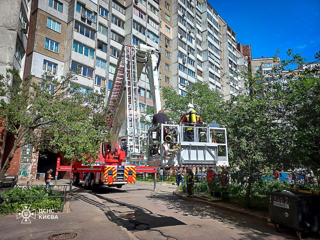 В Киеве во время пожара в многоэтажке спасли двоих детей и мужчину. Фото и видео
