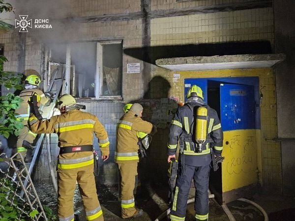 В Киеве во время пожара бойцы ГСЧС спасли женщину. Подробности и фото
