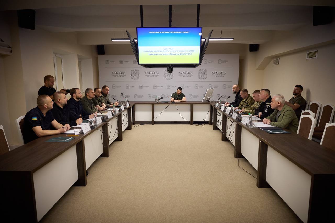 Зеленский в Харькове провел совещание и посетил типографию, по которой нанесла удар Россия. Видео