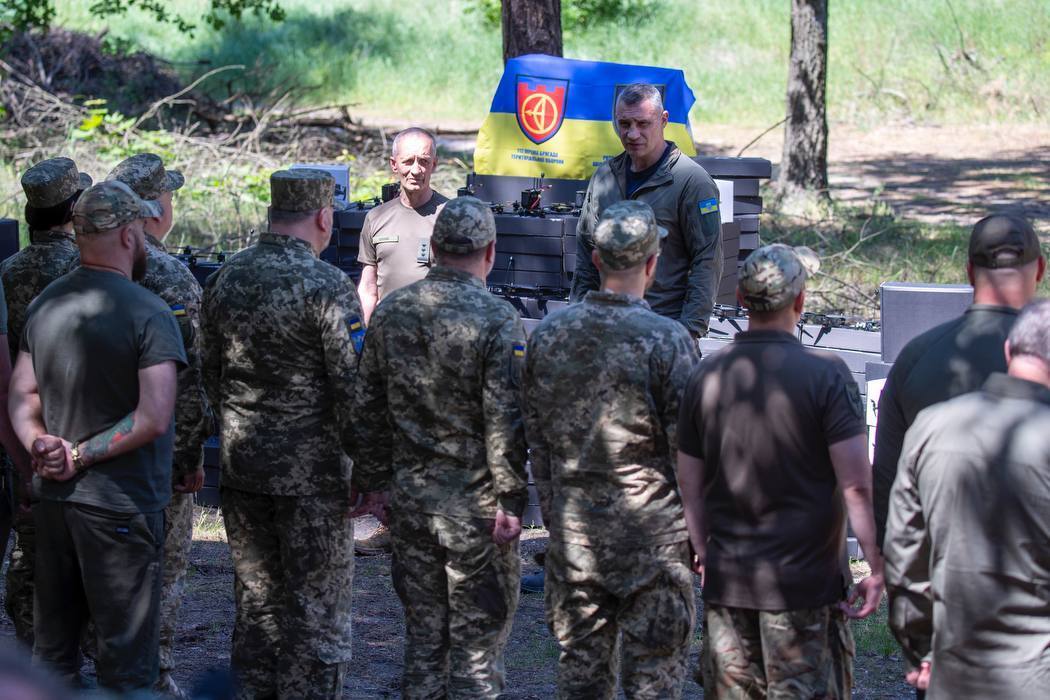 Более 800 дронов: Кличко передал бойцам 112-й отдельной бригады теробороны помощь от Киева. Фото