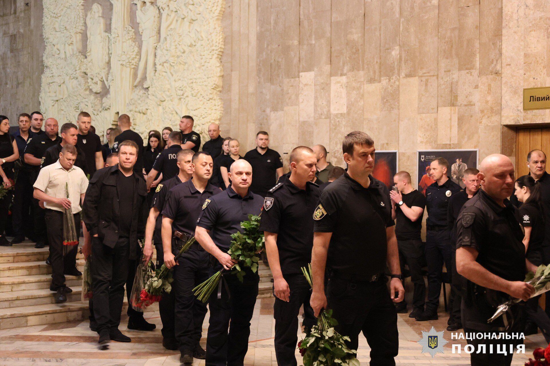 У Харкові провели в останню путь майора поліції, який загинув під час евакуації людей з Вовчанська. Фото і відео