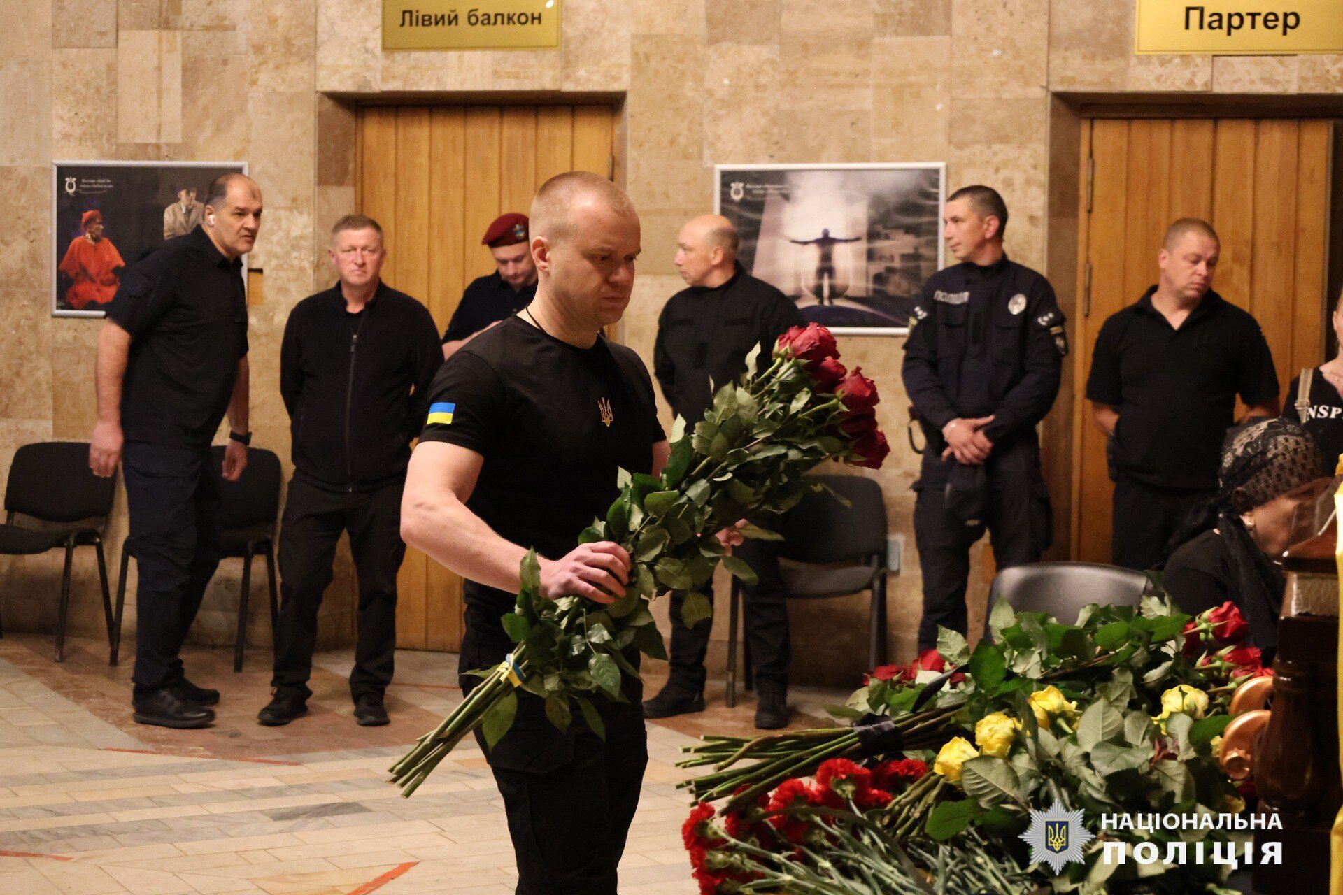 У Харкові провели в останню путь майора поліції, який загинув під час евакуації людей з Вовчанська. Фото і відео