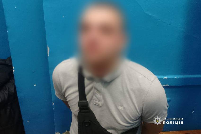 У Києві п’яний хуліган напав із ножем на пасажира метро. Фото