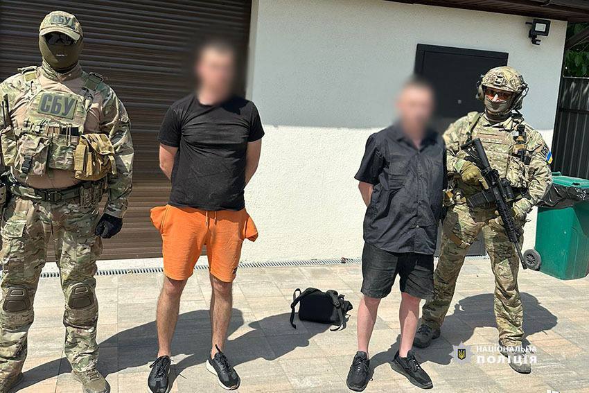 Розвозили клієнтам кокаїн вночі, видаючи себе за військових: у Києві затримали наркоторговців. Фото