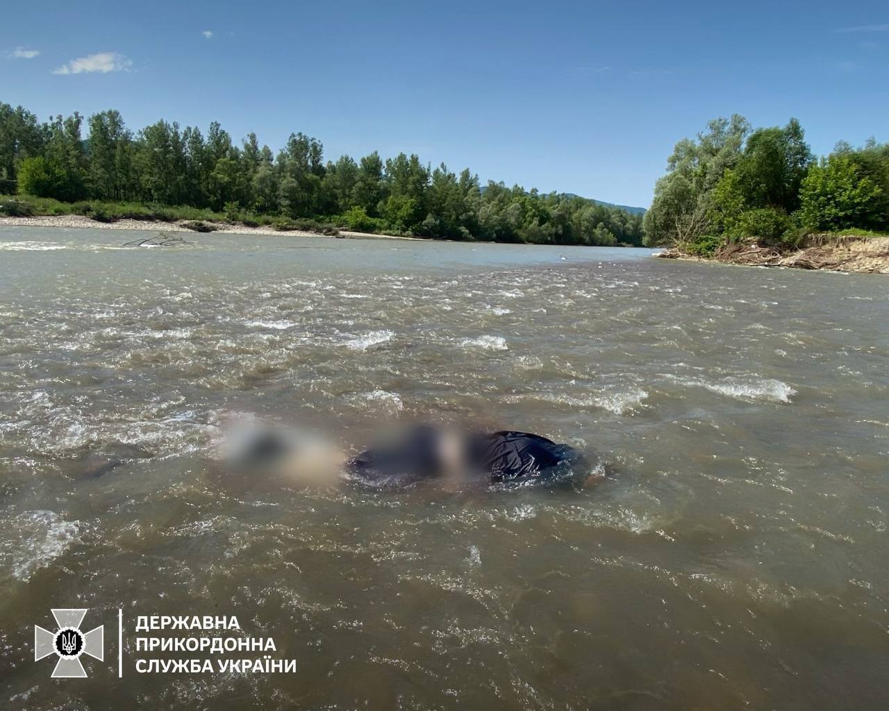 Тіло несло течією вздовж берега: у Тисі знову знайшли потопельника 