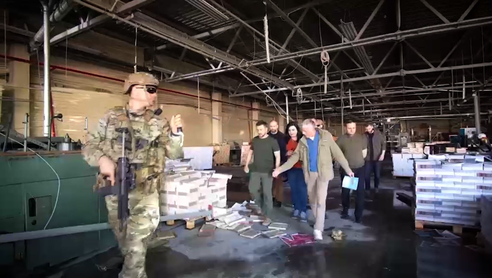 Зеленський у Харкові провів нараду і відвідав друкарню, по якій завдала удару Росія. Відео