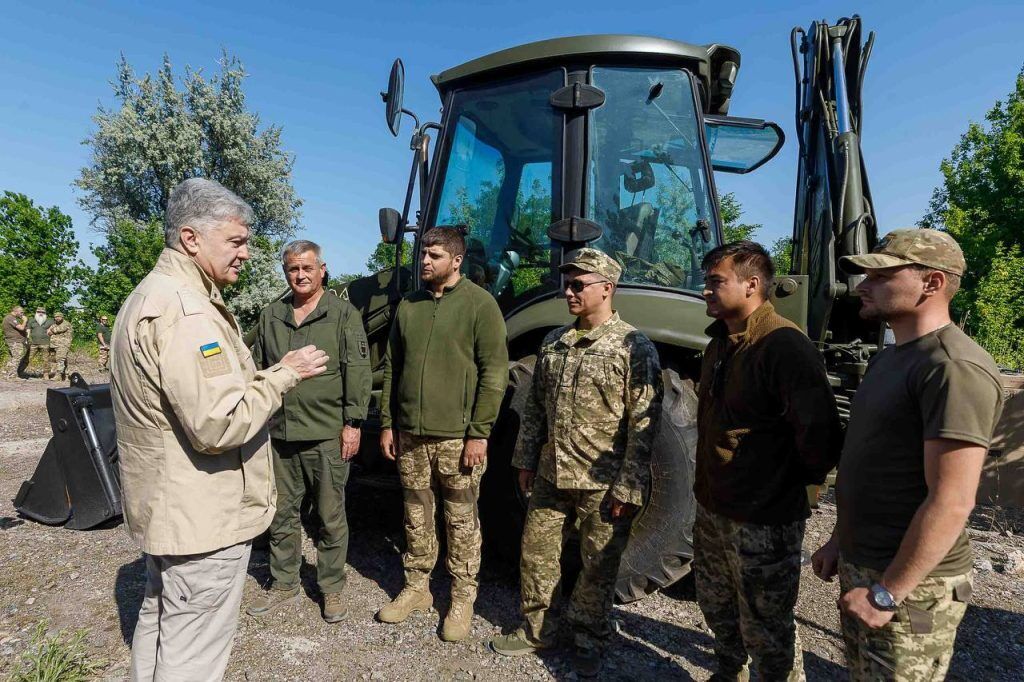 Порошенко на Востоке передал военным строителям и артиллеристам экскаваторы для фортификационных работ