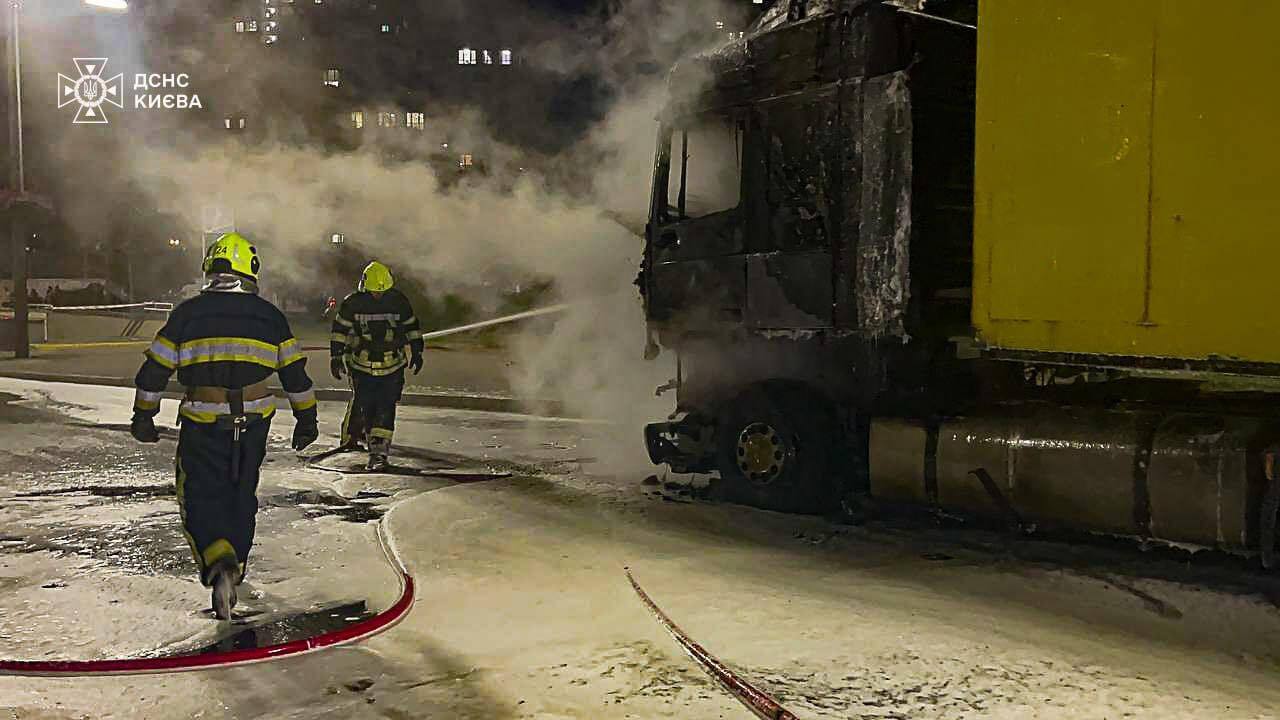 В Киеве во время движения загорелся грузовик: известно подробности: Фото и видео