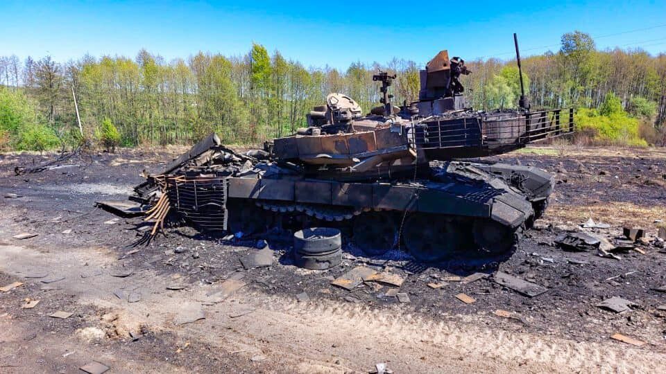 Воины ВСУ затрофеили современный российский Т-90М "Прорыв": эвакуация с поля боя продолжалась 4 месяца. Видео
