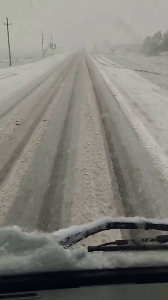 Из-за сильного снегопада в Казахстане ограничили движение несколькими автотрассами. Видео