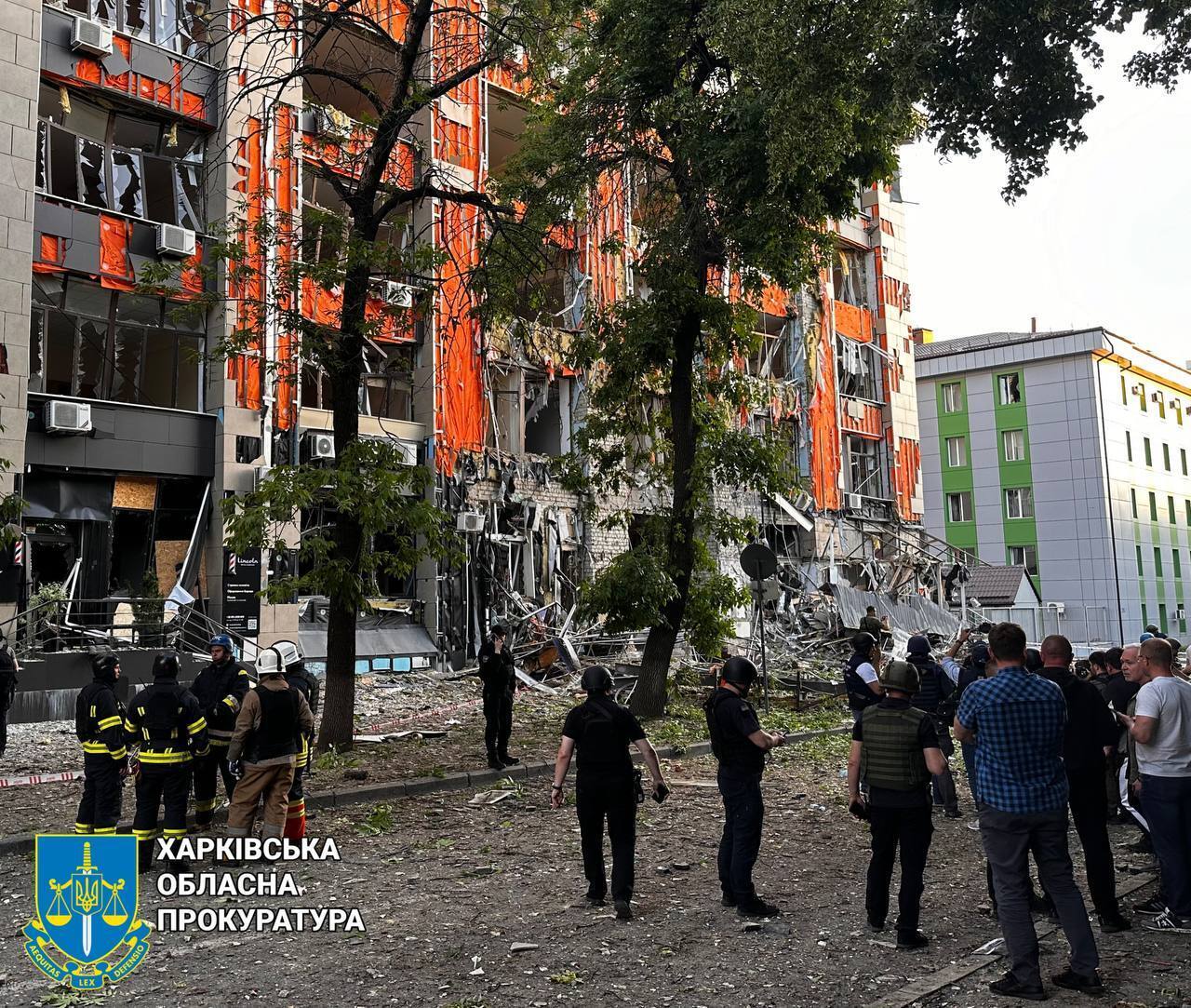 Россияне ударили по Харькову КАБами: попали в гипермаркет и парк, есть погибшие и раненые. Фото и видео