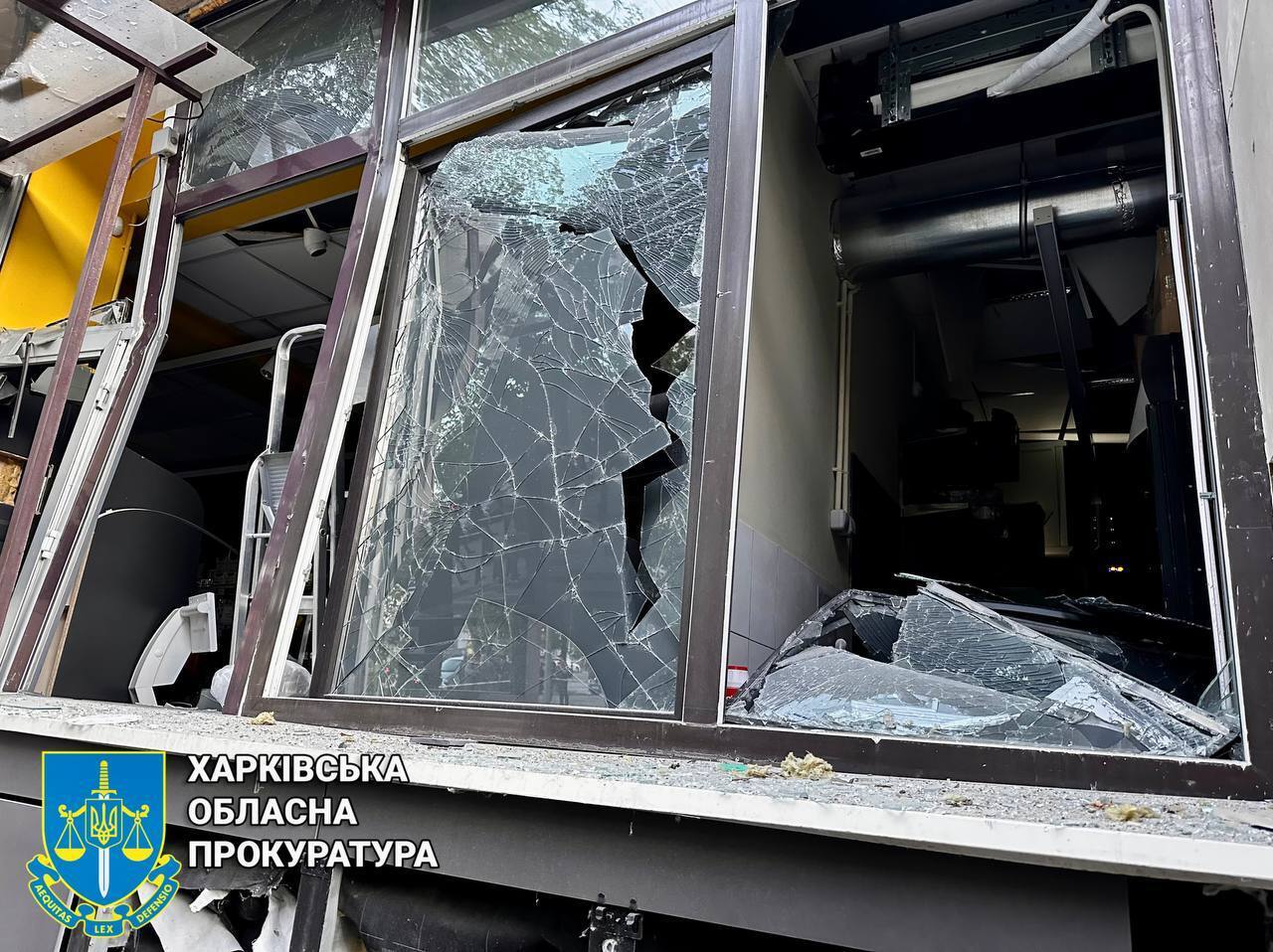 Росіяни вдарили по Харкову КАБами: влучили у гіпермаркет і парк, є загиблі і поранені. Фото і відео