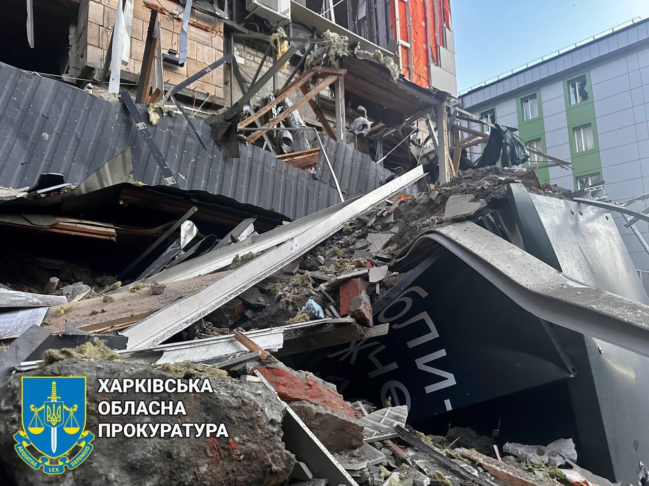 Росіяни вдарили по Харкову КАБами: влучили у гіпермаркет і парк, є загиблі і поранені. Фото і відео
