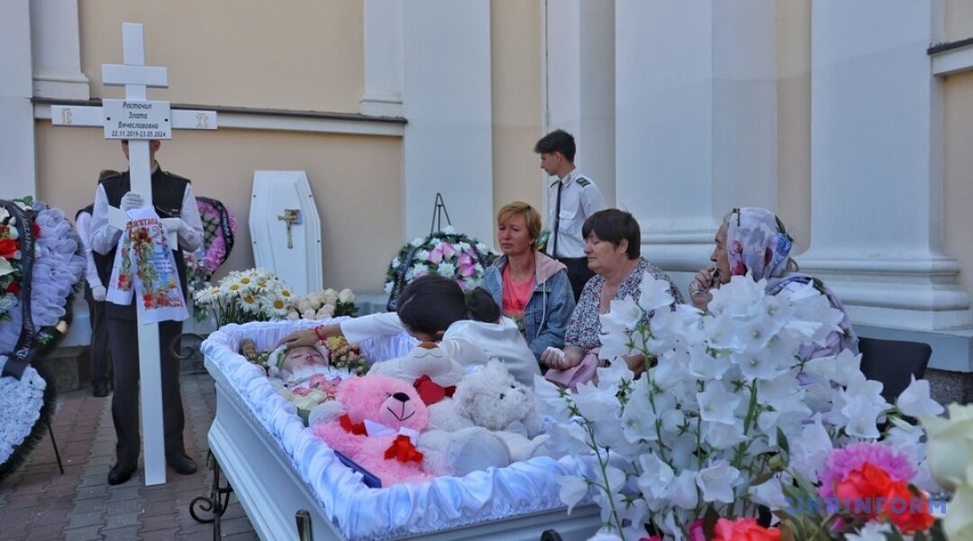 "Не одягайте темне, прощаємося з ангелочком": в Одесі поховали 4-річну Злату, яку вбили війська РФ. Фото
