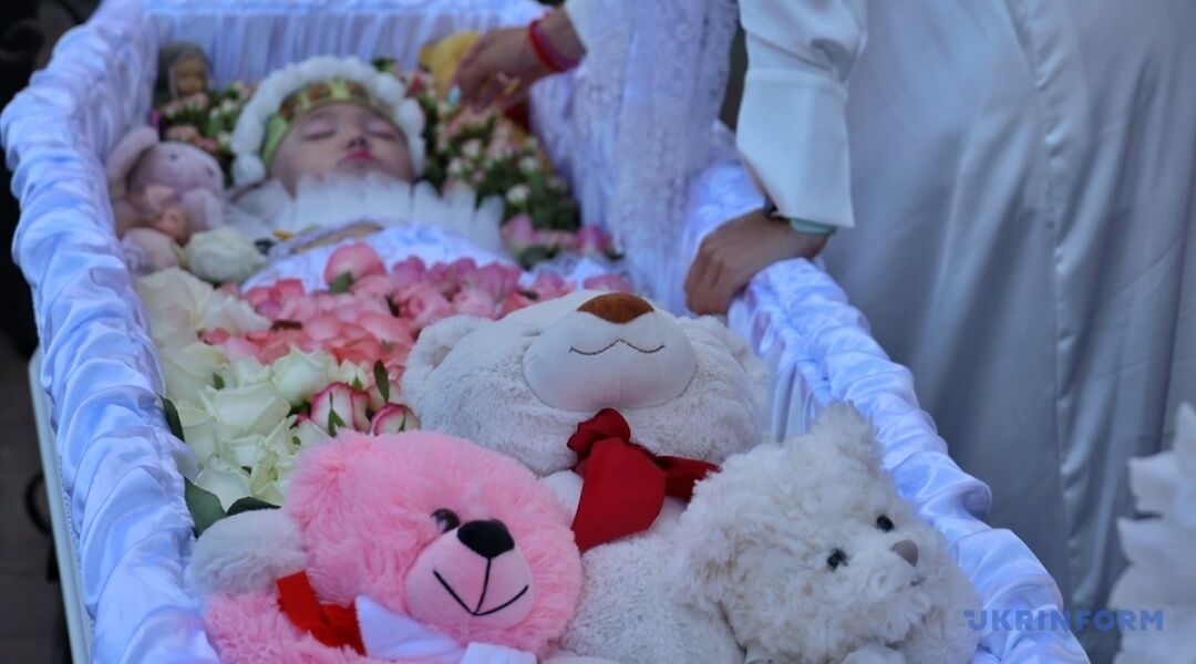 "Не одягайте темне, прощаємося з ангелочком": в Одесі поховали 4-річну Злату, яку вбили війська РФ. Фото