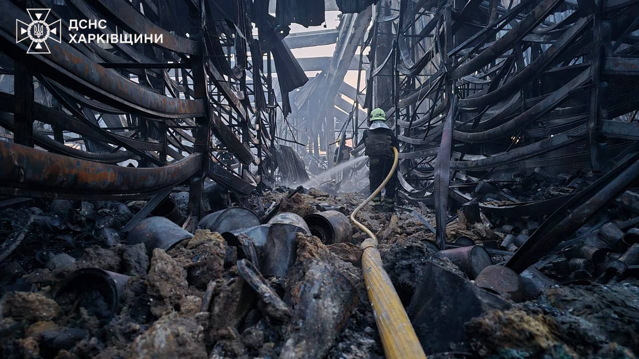 Ліквідація пожежі тривала 16 годин: в МВС показали страшні фото з "Епіцентру" в Харкові