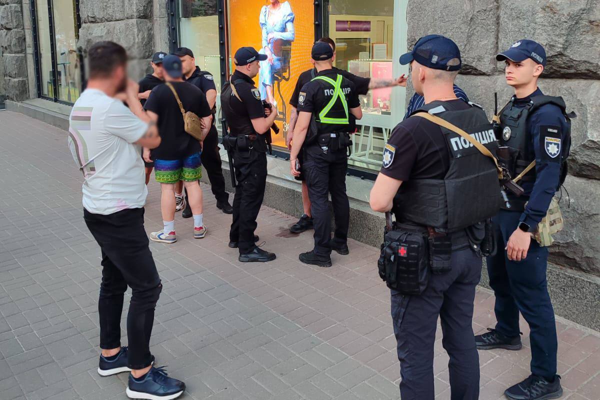 В центре Киева на Крещатике устроили массовую потасовку: вмешалась полиция. Фото и видео