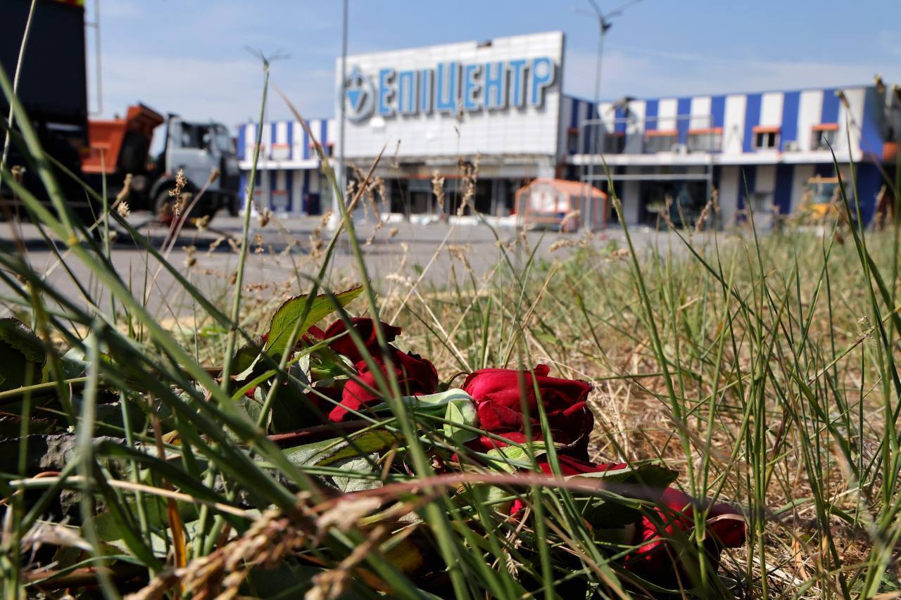 В Харькове 14 погибших после удара РФ по "Эпицентру", 11 тел идентифицированы
