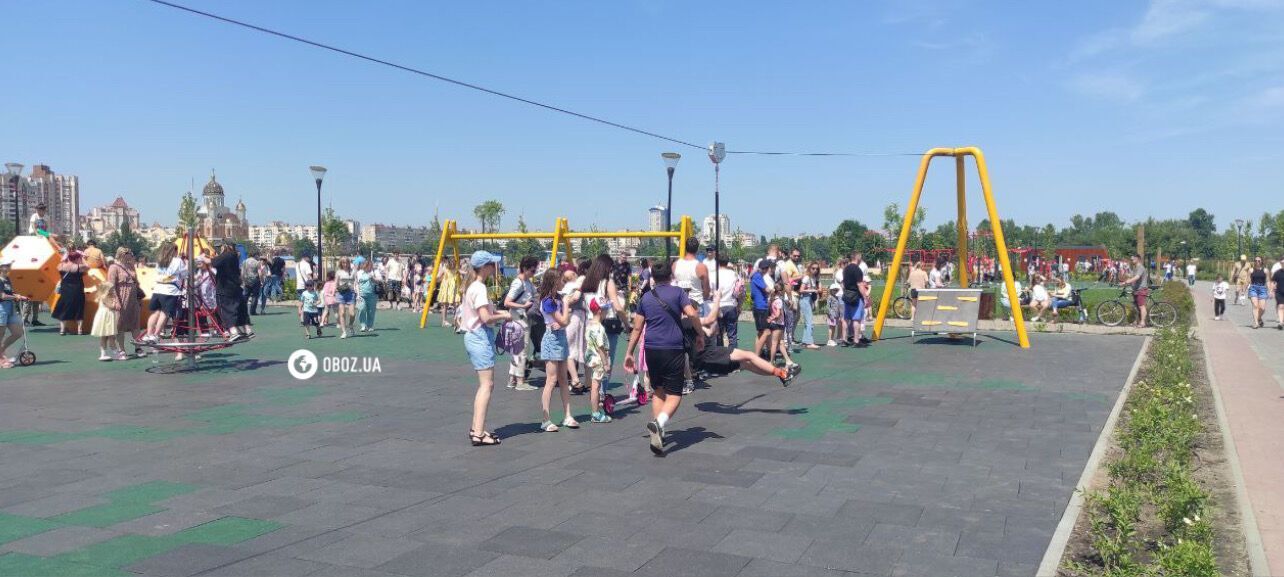 В День Киева горожане заполонили новый мост-волну на Оболони. Фоторепортаж