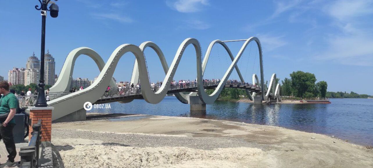 У День Києва містяни заполонили новий міст-хвилю на Оболоні. Фоторепортаж