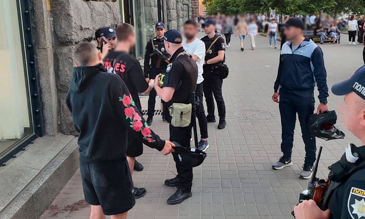 У центрі Києва на Хрещатику влаштували масову бійку: втрутилася поліція. Фото і відео