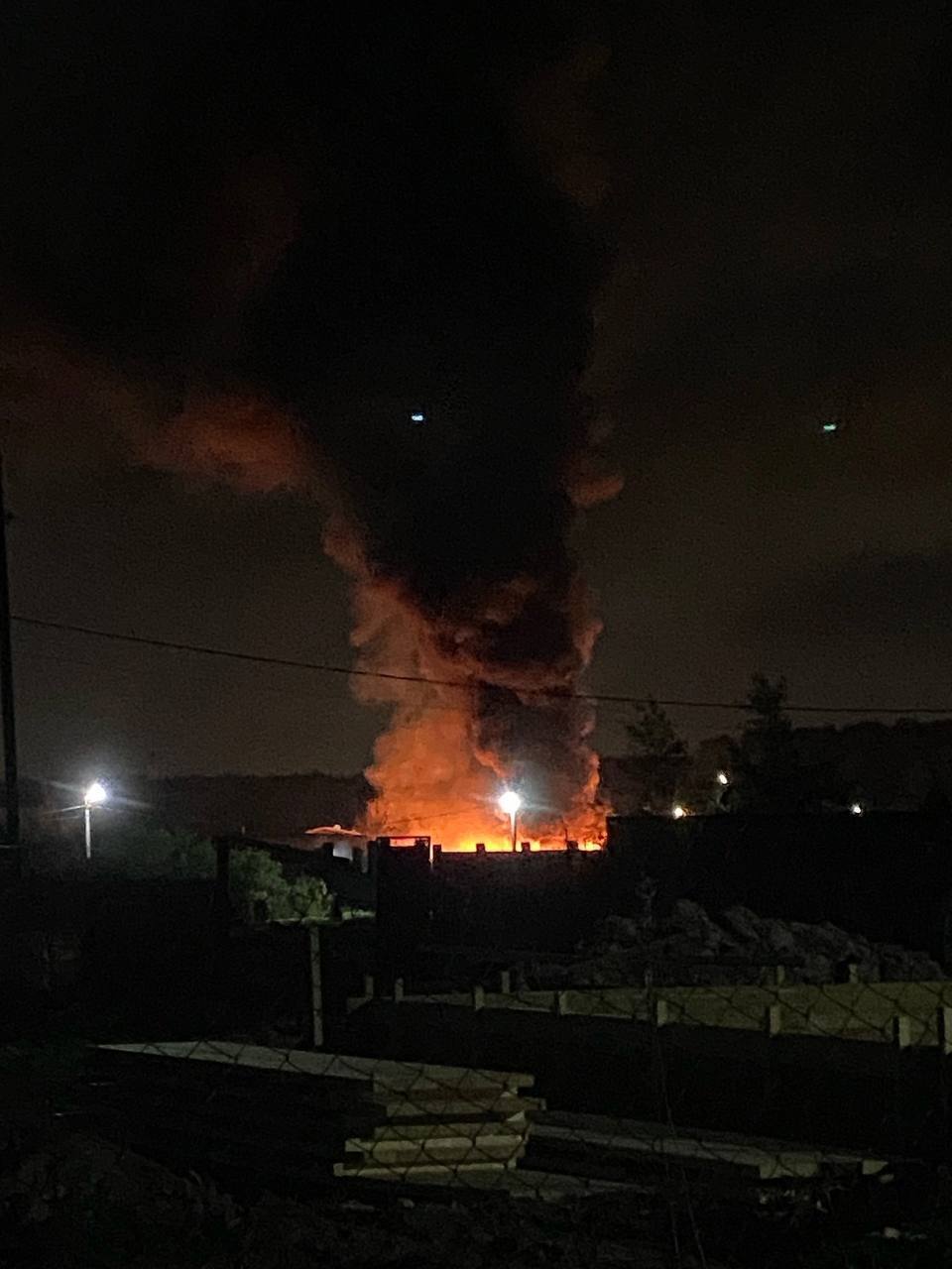 У підмосковному Подольську пролунали вибухи і спалахнула пожежа. Фото та відео
