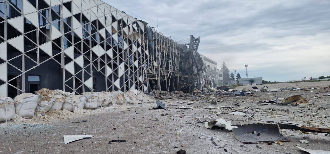 Россияне ракетой Х-59 разбомбили аэропорт в Запорожье: терминал полностью разрушен. Фото