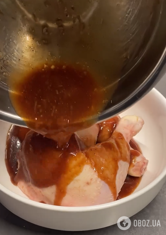 Соковиті курячі ніжки в духовці для ситного обіду: в чому замаринувати м'ясо