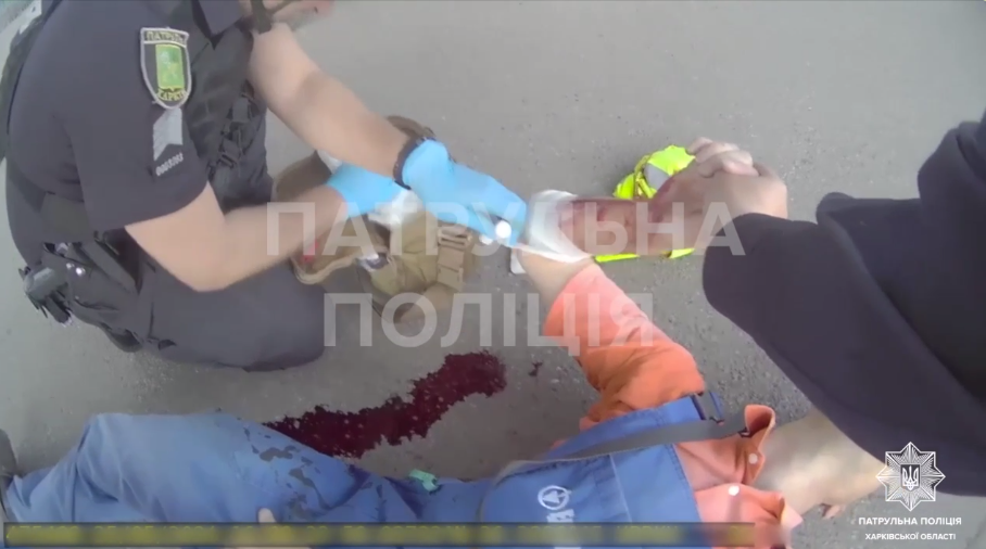 Появилось видео первых минут после попадания в "Эпицентр" в Харькове: патрульные спасали раненых