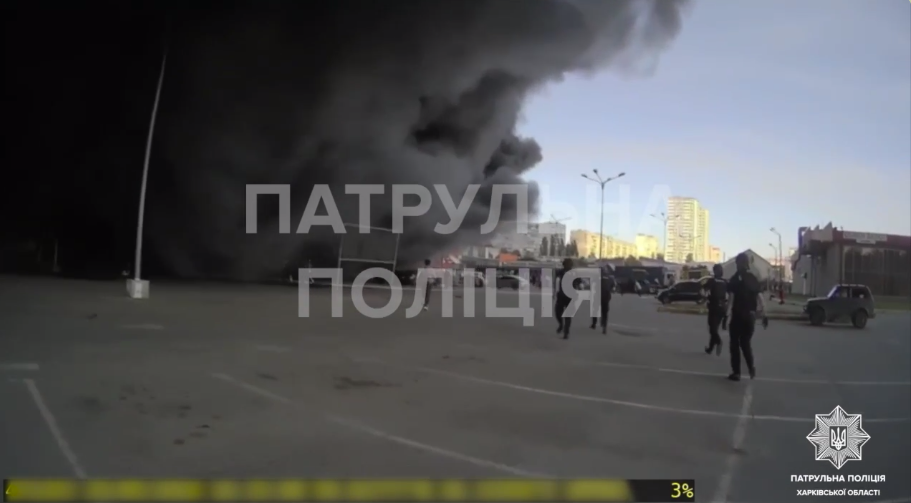 З'явилося відео перших хвилин після влучання в "Епіцентр" у Харкові: патрульні рятували поранених