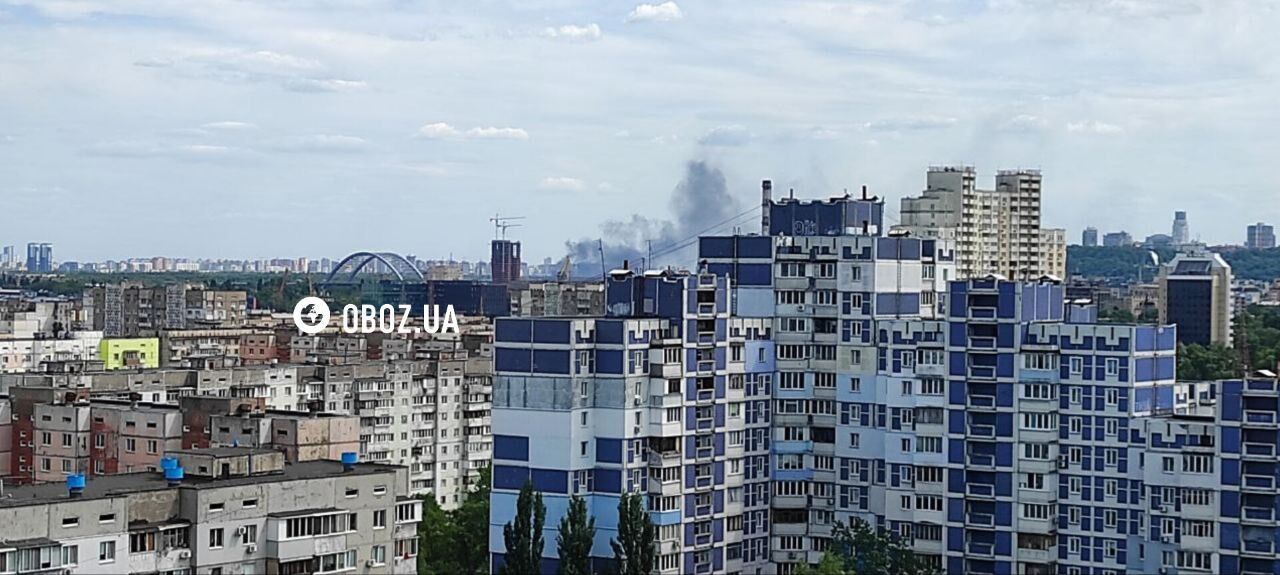 Стовп диму видно у кількох районах: у Києві на парковці горіло близько 30 авто, мотоцикли та автобус. Фото і відео