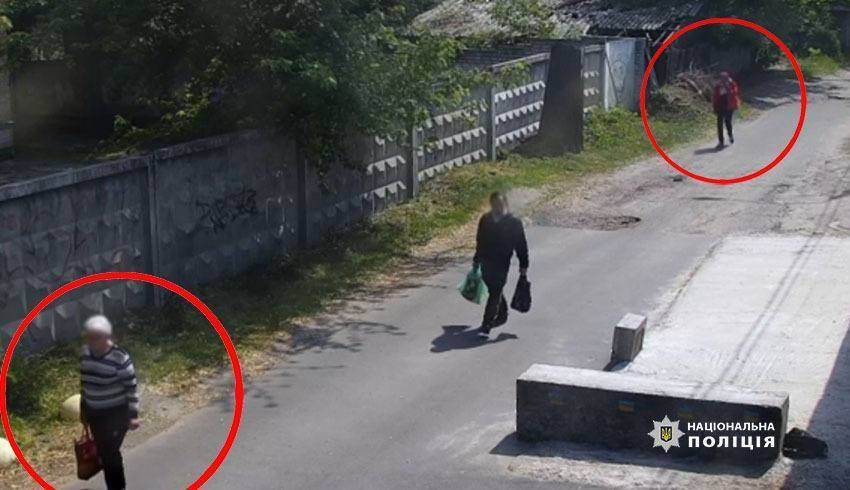 В Киеве рецидивист среди бела дня ограбил пенсионерку: преступление зафиксировала камера. Видео