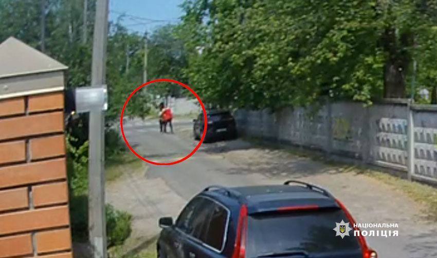 В Киеве рецидивист среди бела дня ограбил пенсионерку: преступление зафиксировала камера. Видео