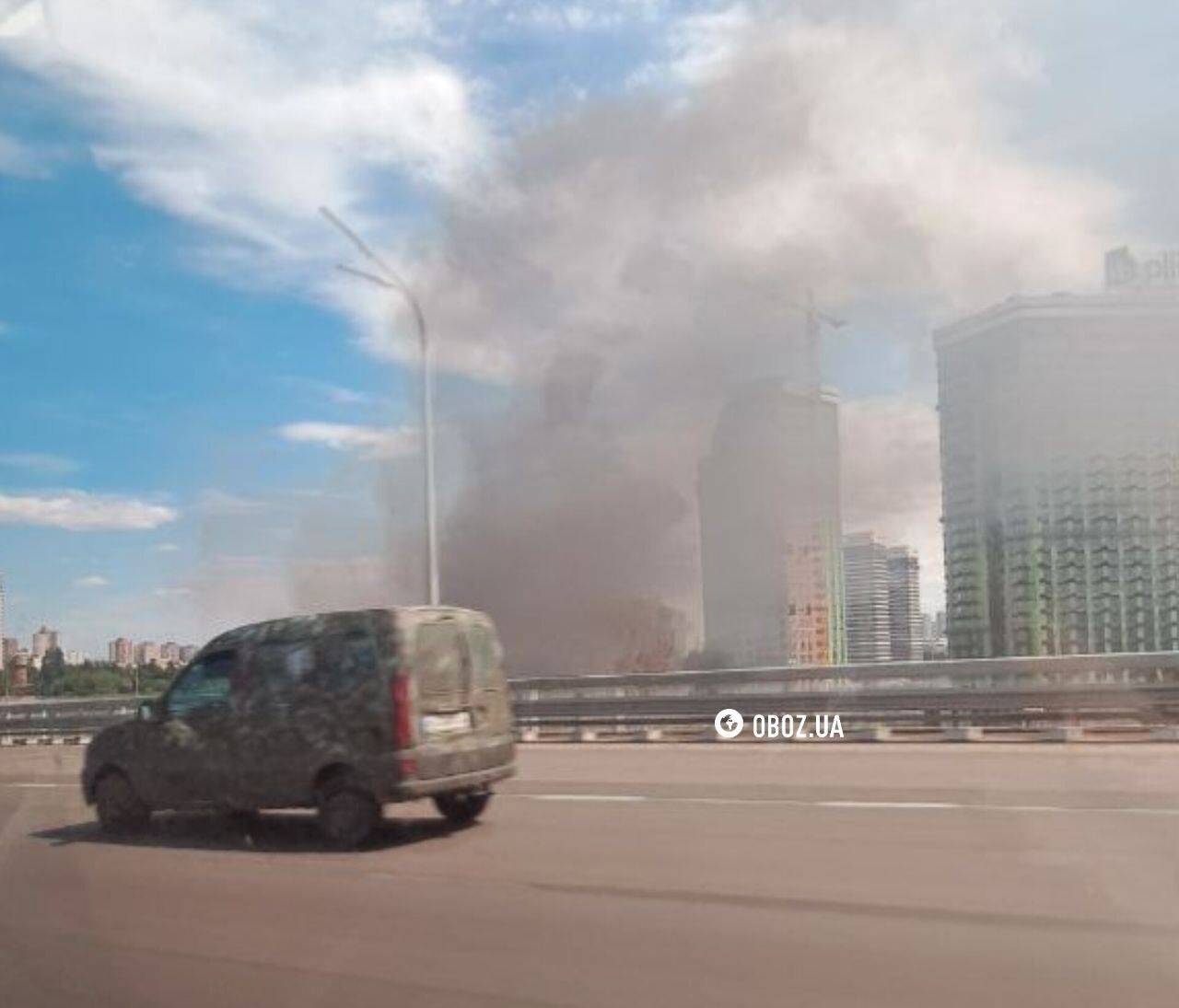 Стовп диму видно у кількох районах: у Києві на парковці горіло близько 30 авто, мотоцикли та автобус. Фото і відео