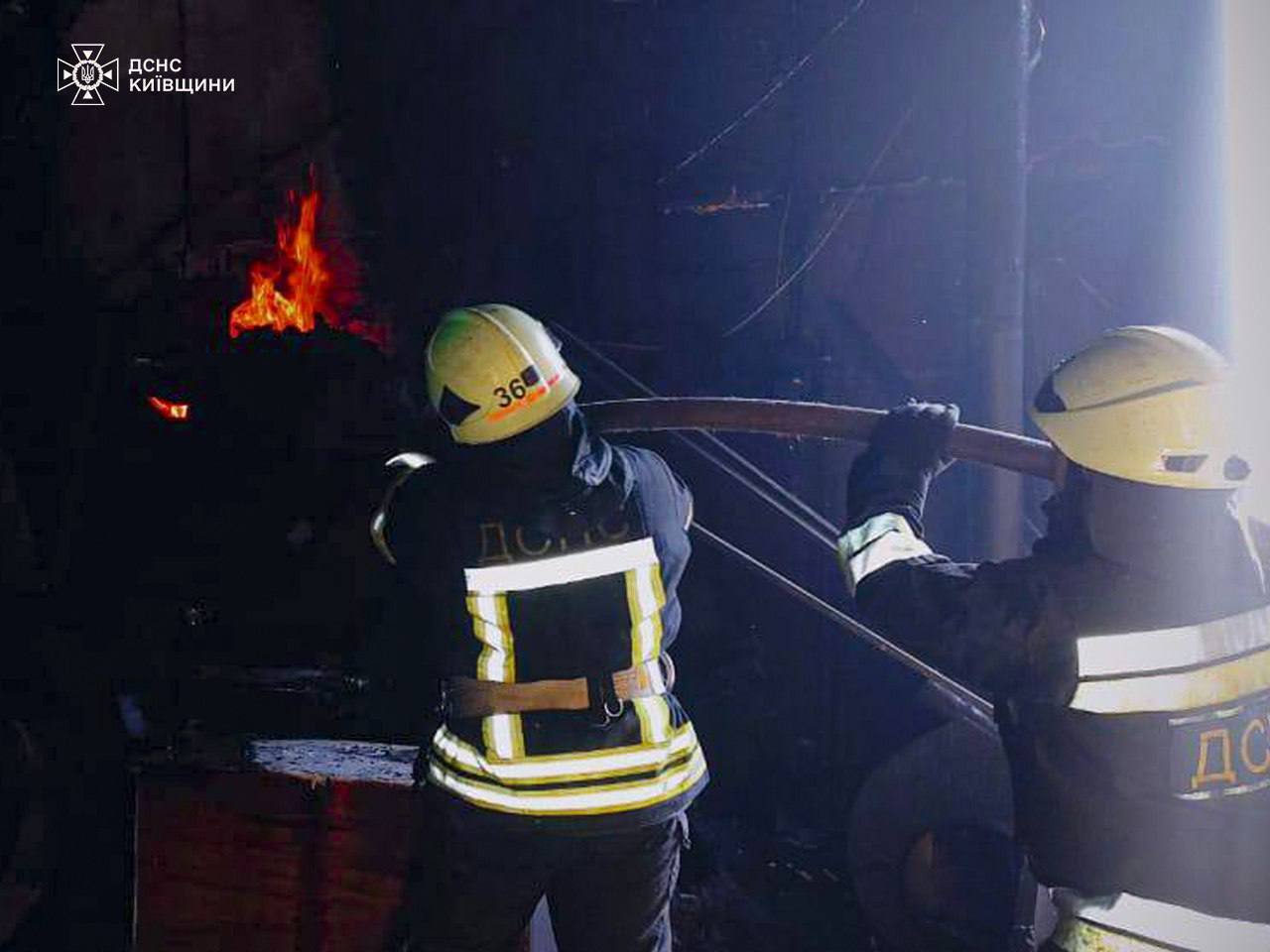 Под Киевом произошел масштабный пожар в столярном цехе. Фото и подробности