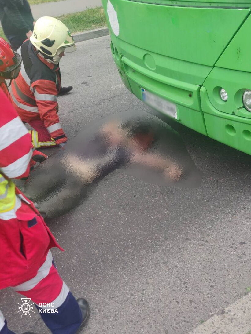 В Киеве маршрутка сбила насмерть мужчину: тело погибшего из-под машины доставали спасатели