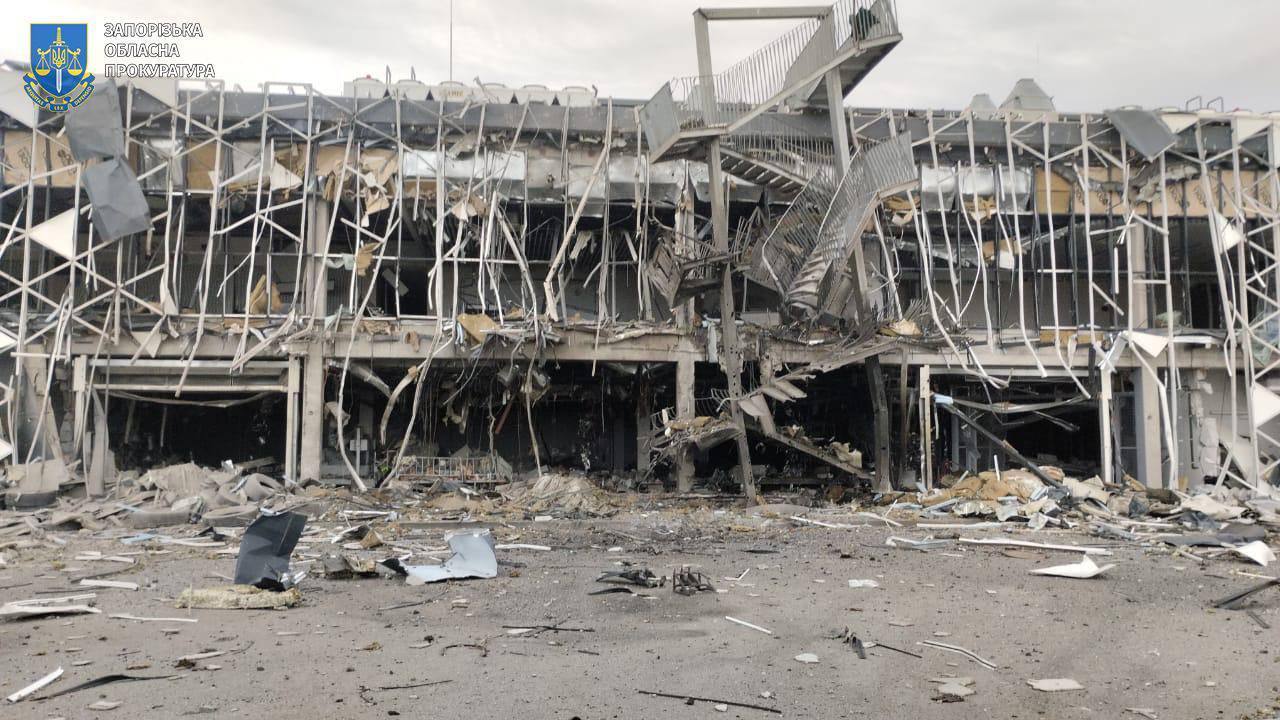 Россияне ракетой Х-59 разбомбили аэропорт в Запорожье: терминал полностью разрушен. Фото
